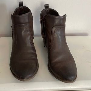 Guess Boots size 9 dark brown